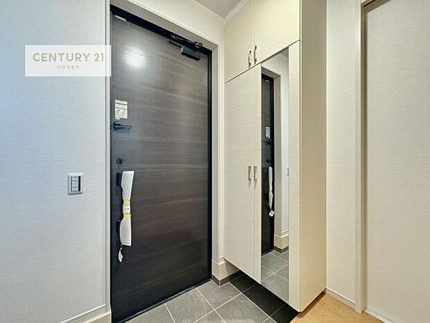 シューズボックス付きなので、玄関が片付きお掃除がしやすいです!スッキリした玄関で戸を開けた瞬間、清潔感のある心地いい空間が出迎えてくれます。