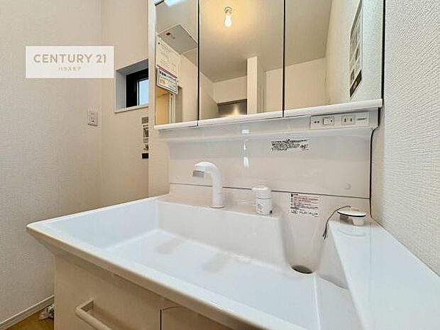 洗面台のボウルが深く床に水が跳ねにくいです!それにお掃除がしやすい使い勝手の良い白を基調とした清潔感のある洗面台で気持ちよくお使いいただけます!