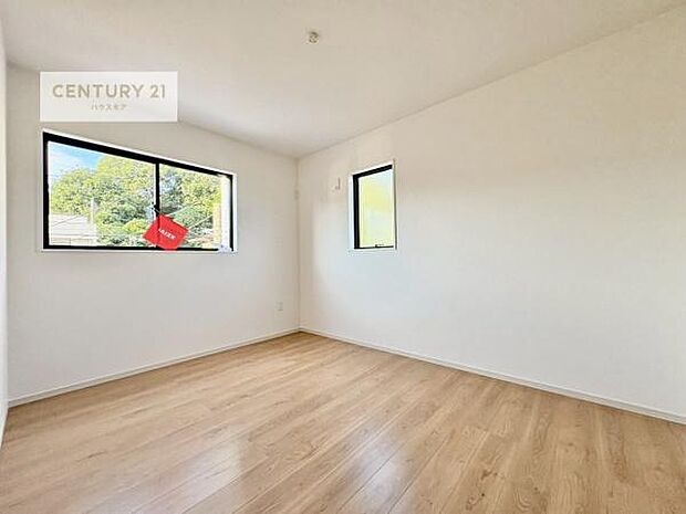 2面採光を確保した明るい室内は、風通しも良く、明るく大変居心地の良い空間となっております。リラックスして過ごせる心地の良いお部屋です!朝の目覚めがスッキリしますね!