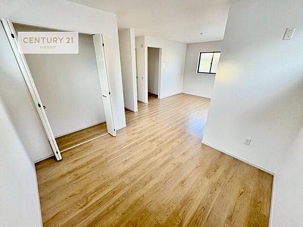 明るく風通しの良い居室です。「シンプル」にデザインされた室内。自由度が高いので家具やレイアウトでお好みの空間を創り上げられます。