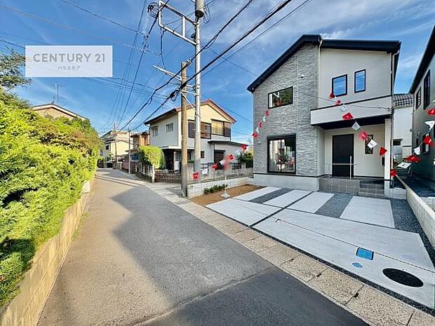 前面道路4.6m!陽当り良好な立地です。車庫入れが苦手な方も安心ですね。