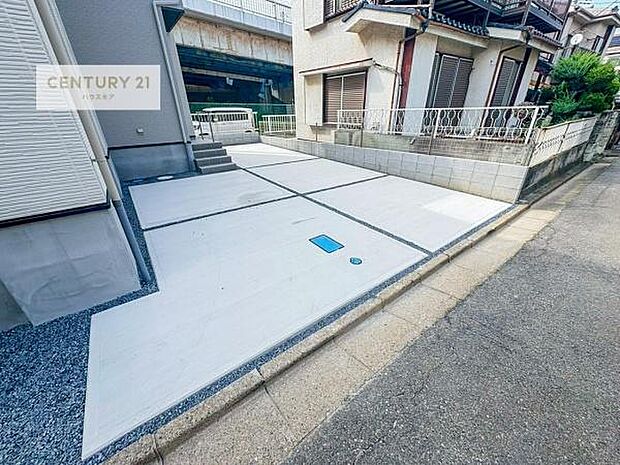 駐車スペースは2台分あります!セカンドカーはもちろん、バイクや自転車なども置き場所に困りません。