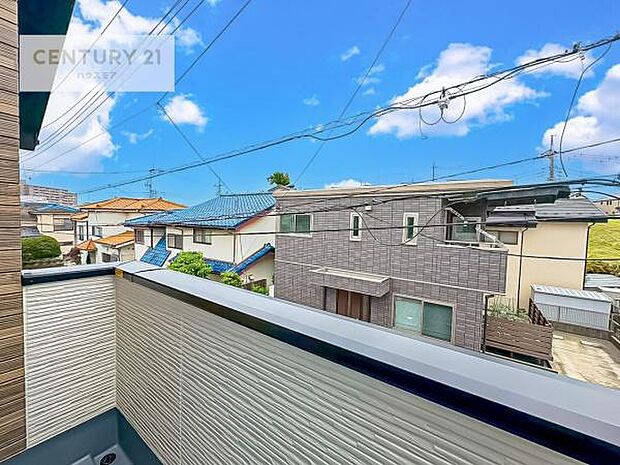 落ち着きある住宅街、気持ちの良い風が通り抜ける街並みです。晴れた日には青い空を見渡せる開放的な時間を楽しめます。気持ちの良い風が通り抜ける街並みです!