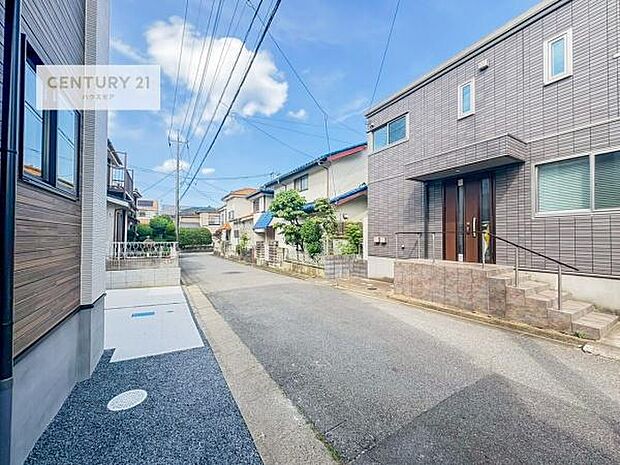 前面道路は5m!陽当り良好な立地です。車庫入れが苦手な方も安心ですね。