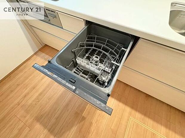 食洗機付き!忙しい時や冬場は手荒れ防止として大活躍します!ビルトイン仕様なので、場所も取らず調理スペースも広く使えて手際よく作業が出来ます!