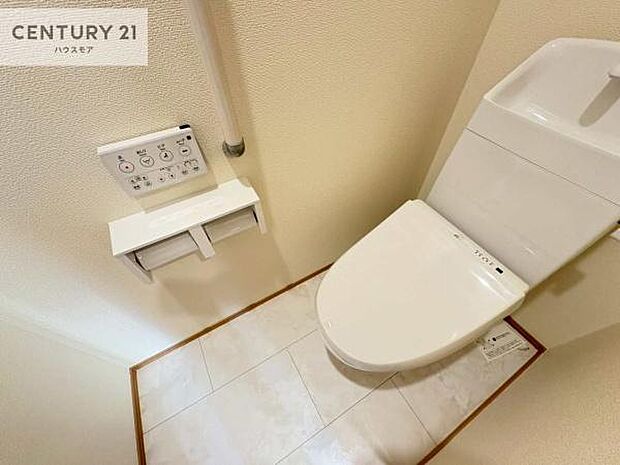 1・2階にトイレがございます!朝の忙しい時間帯も待たずにすみそうですね。白を基調とした清潔感のあるトイレでお手入れがしやすいです!