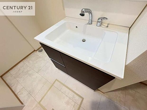 深い洗面台ボウルは、水が跳ねにくいのでお手入れが楽々!清潔感が保てます!キレイな洗面所で自分磨きのモチベーションが上がりますね!