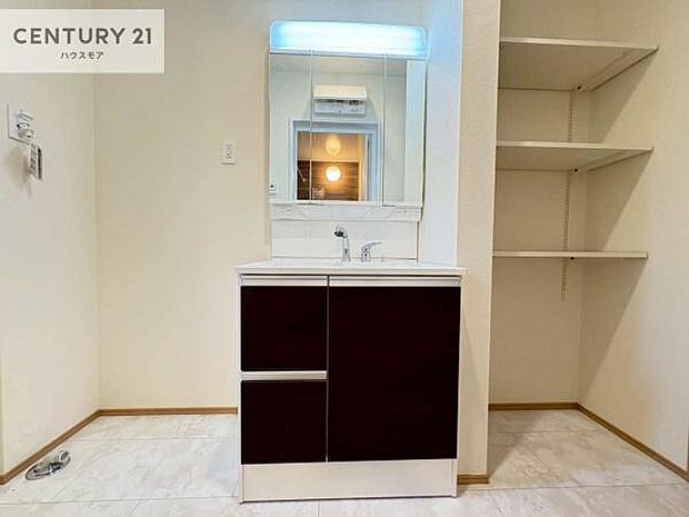 収納たっぷりの洗面室!日用品のストックやバスタオルがスッキリと収納できて取り出しやすい!水回りがスッキリ片付いて気持ちの良い空間!