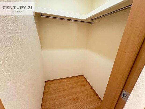 ウォークインクローゼット付きです。たくさんのお洋服などを収納しておけそうですね!他にも扇風機や加湿器など季節物の大きな家電も収納できます。