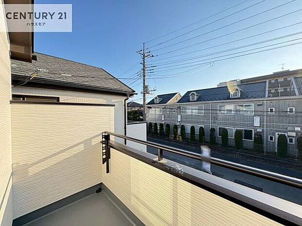 広々としたバルコニーで一日の始まりをスタート!お洗濯ものをたっぷり気持ちよく干せます!