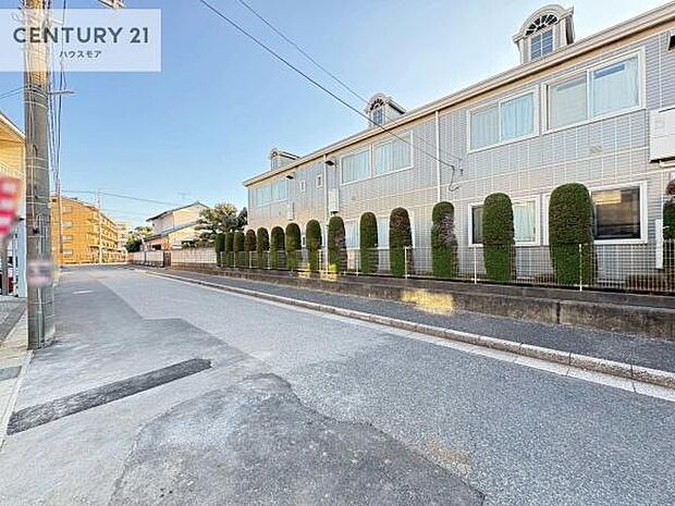 前面道路は8.2m!陽当り良好な立地です。車庫入れが苦手な方も安心ですね。