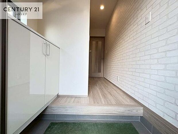 疲れて帰ってきても、ただいま!を言いたくなる、優しく迎え入れてくれる空間になっています。明るく温もり溢れる玄関です!