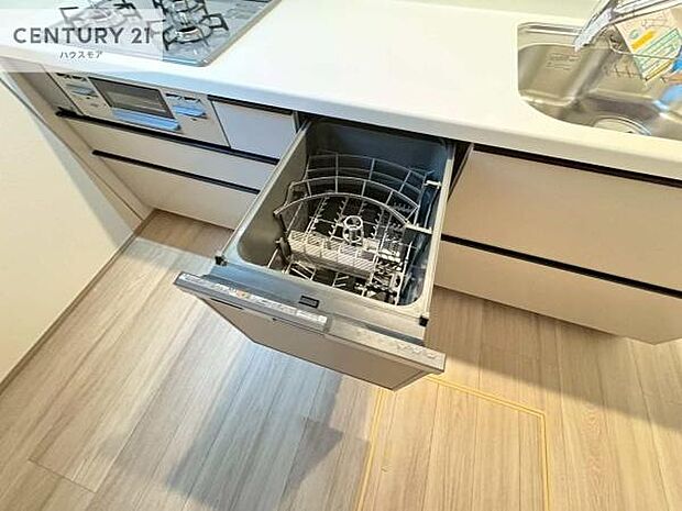 食洗機付き!忙しい時や冬場は手荒れ防止として大活躍します!ビルトイン仕様なので、場所も取らず調理スペースも広く使えて手際よく作業が出来ます!