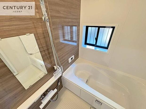 広々バスで一日の疲れをリフレッシュ。足が伸ばせるので、浴槽にもゆったりと浸かれますね!毎日のバスタイムが楽しみになります。