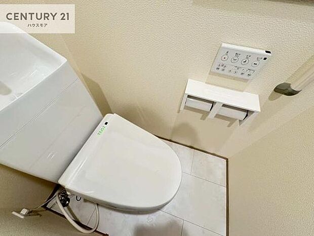 1・2階にトイレがございます!朝の忙しい時間帯も待たずにすみそうですね。白を基調とした清潔感のあるトイレでお手入れがしやすいです!