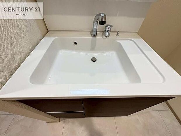 深い洗面台ボウルは、水が跳ねにくいのでお手入れが楽々!清潔感が保てます!キレイな洗面所で自分磨きのモチベーションが上がりますね!