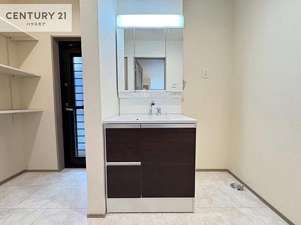 収納たっぷりの洗面室!日用品のストックやバスタオルがスッキリと収納できて取り出しやすい!水回りがスッキリ片付いて気持ちの良い空間!