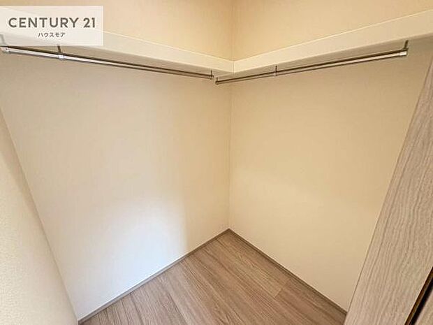 ウォークインクローゼット付きです。たくさんのお洋服などを収納しておけそうですね!他にも扇風機や加湿器など季節物の大きな家電も収納できます。