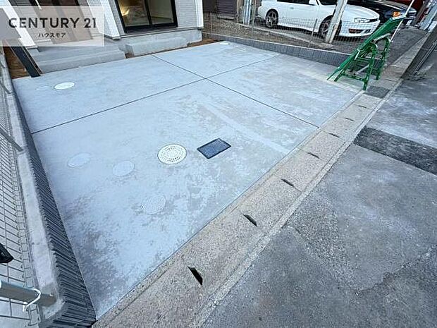 駐車スペースは2台分あります!セカンドカーはもちろん、バイクや自転車なども置き場所に困りません。