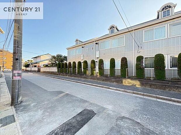 前面道路は8.2m!陽当り良好な立地です。車庫入れが苦手な方も安心ですね。