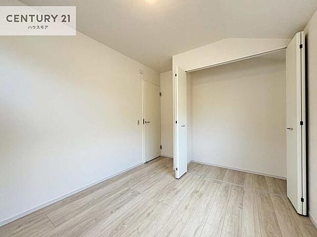 掃き出し窓がないお部屋は、お子様のお部屋としても安心です!収納スペースも充実しているので散らかったお部屋をサッと片付けられます!
