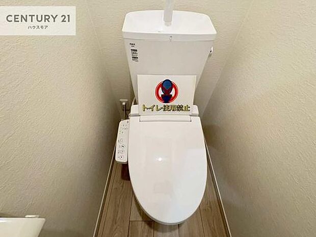 1・2階にトイレがございます!朝の忙しい時間帯も待たずにすみそうですね。白を基調とした清潔感のあるトイレでお手入れがしやすいです!