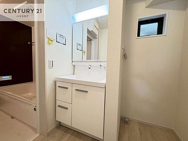 小窓付きの明るい洗面室です!湿気もすぐに入れ替えができて清潔に保つことができます!自然光が差し込むのでお化粧の仕上がりも良くなりますね!