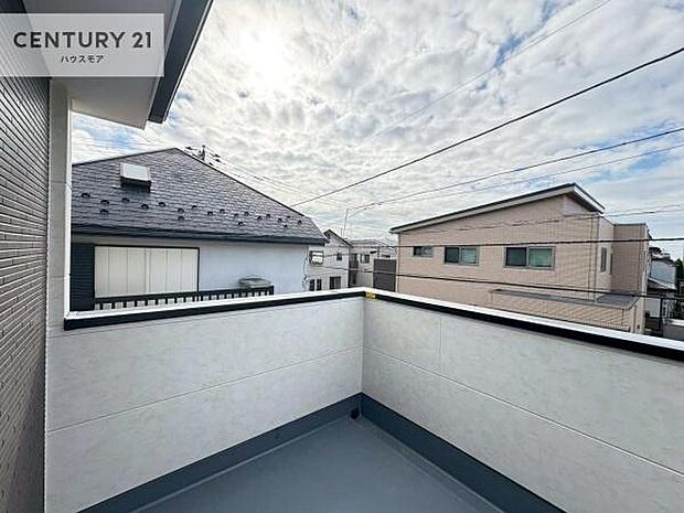 広々としているテラスバルコニーです!お洗濯物を干すのはもちろん風に当たりながらくつろぎタイムが送れます!