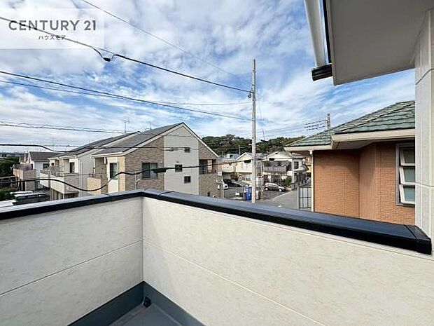 落ち着きある住宅街です!周囲には高い建物がなく、空が広く開放感があり、陽当たりを大きく遮られることもありません!気持ちの良い風が通り抜ける街並みです!