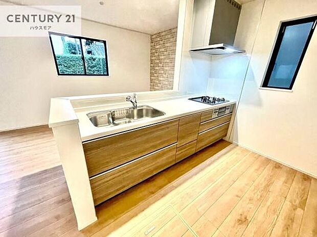 大人気の対面式システムキッチンを採用しています!ご家族のコミュニケーションが自然と増える設計です。お子様にも目が届くので嬉しいですね。広々使えて快適に作業が進みます。