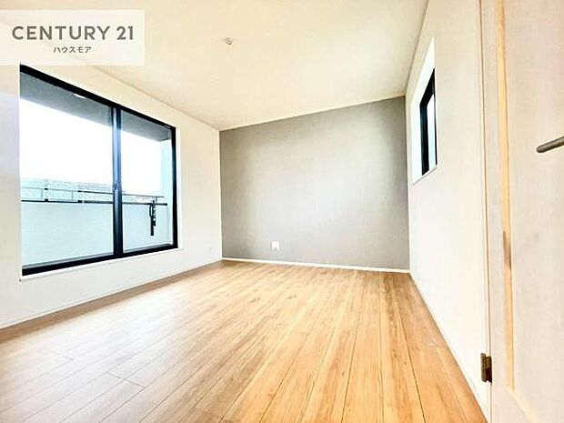 バルコニーに面した洋室。優しい光が差し込む洋室は、朝の目覚めも気持ちが良さそうですね。おうち時間もゆったりと過ごすことができます。