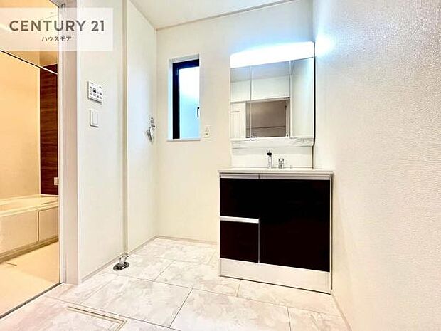 小窓付きの明るい洗面室です!湿気もすぐに入れ替えができて清潔に保つことができます!自然光が差し込むのでお化粧の仕上がりも良くなりますね!