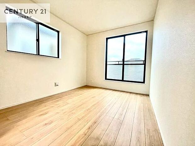 2面採光を確保した明るい室内は、風通しも良く、明るく大変居心地の良い空間となっております。リラックスして過ごせる心地の良いお部屋です!朝の目覚めがスッキリしますね!