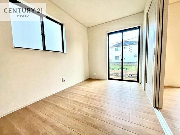 明るい室内は、風通しも良く、明るく大変居心地の良い空間となっております。リラックスして過ごせる心地の良いお部屋です!朝の目覚めがスッキリしますね!