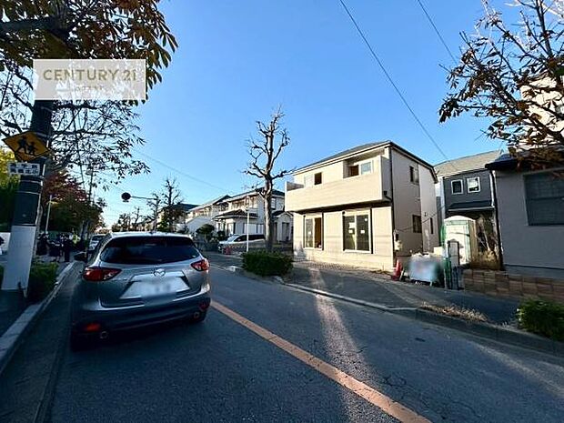 前面道路11m!陽当り良好な立地です。車庫入れが苦手な方も安心ですね。