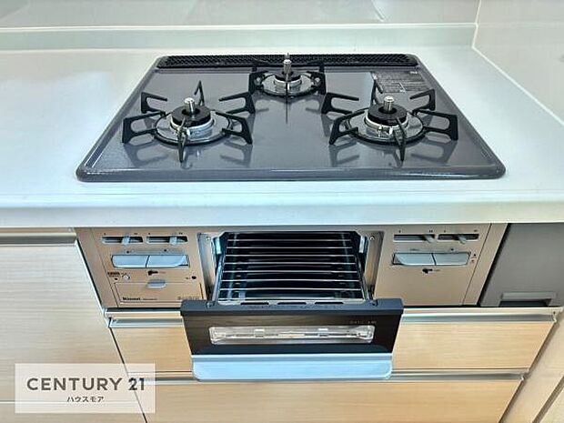 コンロは三口あるのでお料理の同時進行ができます。もちろんグリル付きです。調理スペースも広々している為作業がしやすい!使い勝手が良いシステムキッチンです!(同仕様)