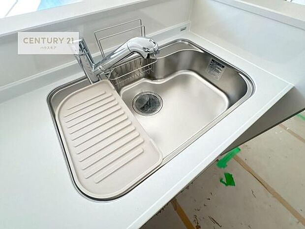 ワイドなシンクですね！水が跳ねにくく洗物がしやすい家事が楽々仕様のシステムキッチンです！デザイン性と機能性を兼ねたキッチンで清潔感がありますね！