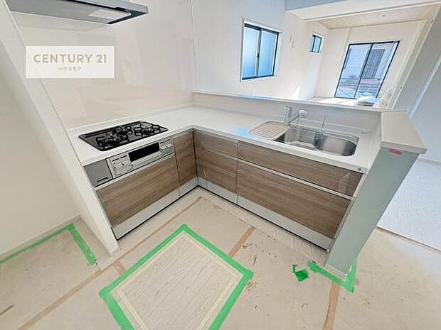 Ｌ字型キッチン！ワークトライアングルが短く設計されていることにより、調理〜盛り付けまでの一連の作業を効率よく行うことができます。