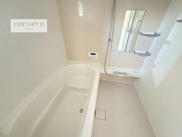 白を基調とした清潔感のあるバスルーム！快適なバスタイムが送れます！1日の疲れをしっかりと癒してくれる素敵なリラクゼーション空間になりそうですね。