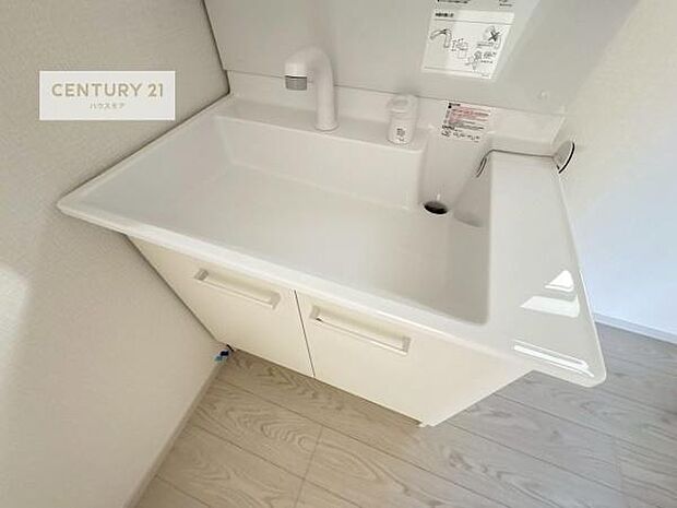 洗面台のボウルが深く床に水が跳ねにくいです！それにお掃除がしやすい使い勝手の良い白を基調とした清潔感のある洗面台で気持ちよくお使いいただけます！