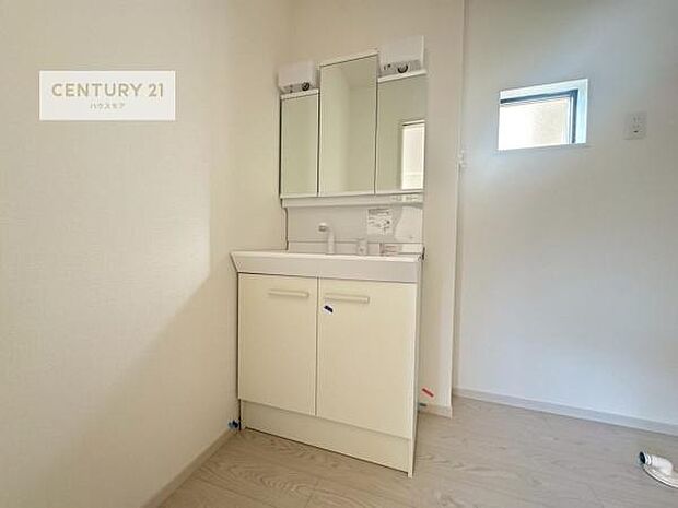 小窓付きの明るい洗面室です！湿気もすぐに入れ替えができて清潔に保つことができます！自然光が差し込むのでお化粧の仕上がりも良くなりますね！