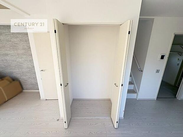 住空間をすっきり使うためには必須ポイントの収納スペースですよね。是非現地でご確認ください！