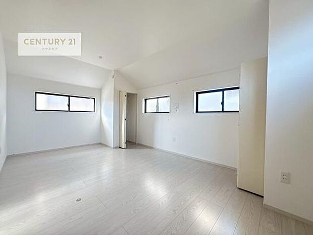 5.1帖と5.2帖に間仕切り可能な洋室です！お子様のご成長に合わせてレイアウトを変えることができます！10.3帖のままでも広々と開放感たっぷりのお部屋です！