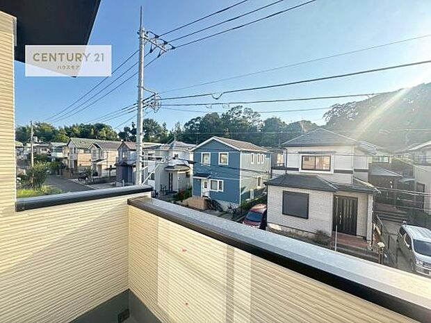 落ち着きある住宅街です！周囲には高い建物がなく、空が広く開放感があり、陽当たりを大きく遮られることもありません！気持ちの良い風が通り抜ける街並みです！