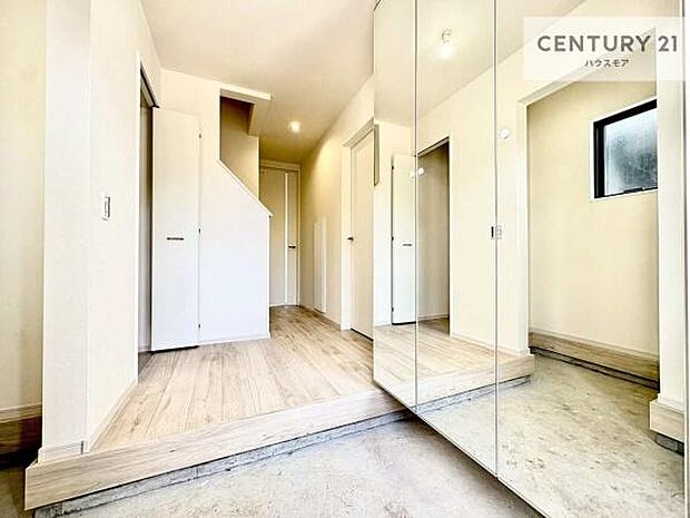 玄関のシューズボックスは、収納力良好で靴をすっきり整理できるだけでなく、上部を飾り棚として活用可能。お気に入りの小物やグリーンを置けば、来客を迎えるおしゃれな空間に仕上がります!