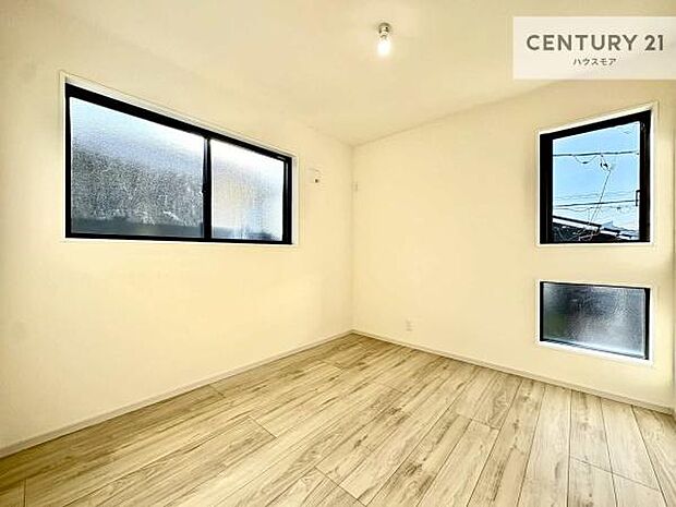 掃き出し窓がないお部屋は、お子様のお部屋としても安心です!収納スペースも充実しているので散らかったお部屋をサッと片付けられます!