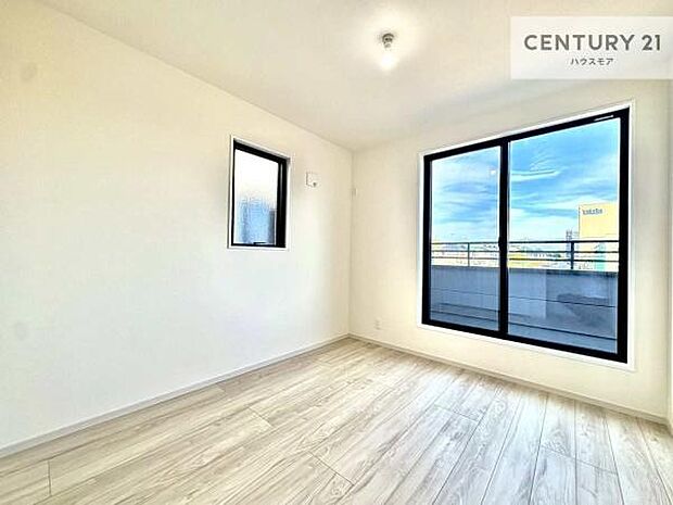 シンプルにデザインされているため、家具を選びません!お気に入りの家具を置いてくつろげる空間を作ることができます。