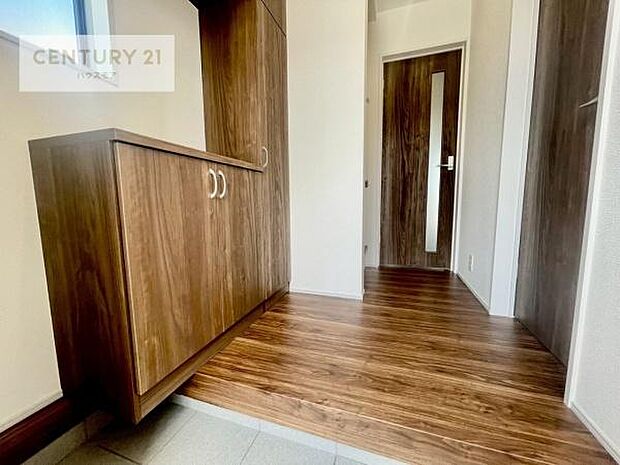 疲れて帰ってきても、ただいま!を言いたくなる、優しく迎え入れてくれる空間になっています。明るく温もり溢れる玄関です!