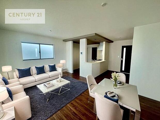 家具はCGパースです。心地良いリビングは家族が自然と集まります。家族団欒の時間が増えそうです。ご家族と、より一層充実した時間を過ごせそうですね。明るく開放的な空間です。