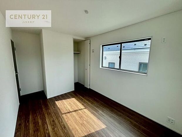 掃き出し窓がないお部屋は、お子様のお部屋としても安心です!収納スペースも充実しているので散らかったお部屋をサッと片付けられます!